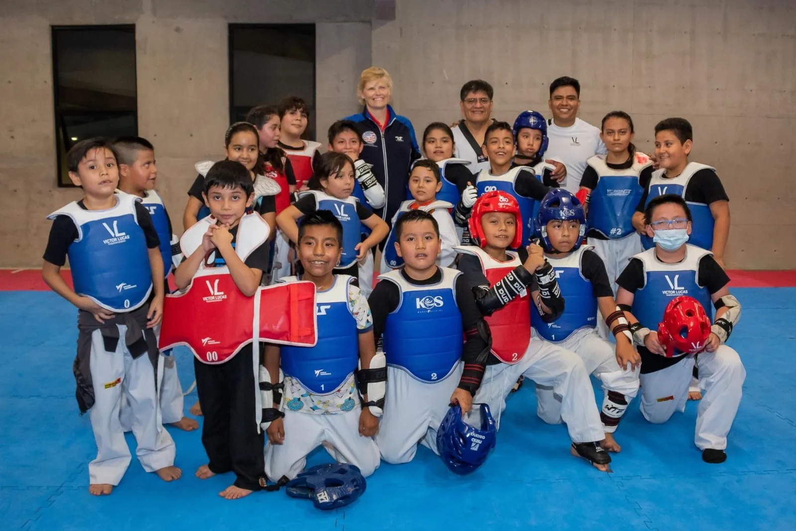Grupo de alumnos de Kyeongju Onofre Taekwondo con petos y caretas de protección junto a sus instructores tras un entrenamiento en Oaxaca.